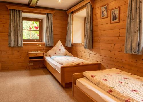 1 dormitorio con 2 camas y ventana en Ferienwohnung Hallweger, en Ruhpolding