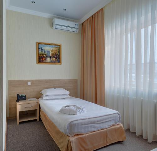 Llit o llits en una habitació de Torgay Hotel