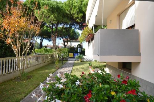 un giardino con fiori sul lato di un edificio di Villa Lucia a Lignano Sabbiadoro