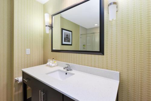 Koupelna v ubytování Holiday Inn Express & Suites Southport - Oak Island Area, an IHG Hotel