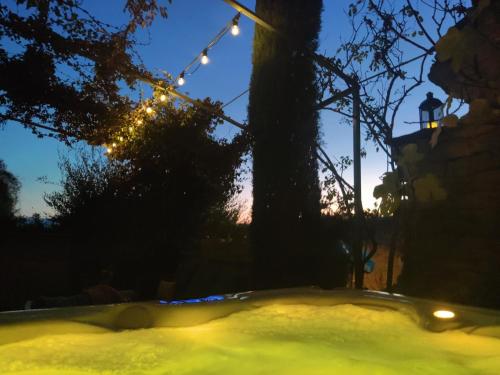 - une vue nocturne sur une cour avec des lumières de Noël dans l'établissement Le Bonheur, à Gordes