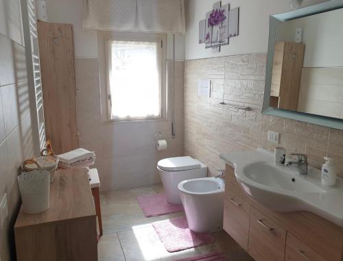 a bathroom with a sink and a toilet at A Casa Di Clementina in Raffa