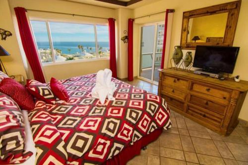 1 dormitorio con 1 cama, TV y ventana en Las Palmas Resort Condo 403 with amazing sea view, en Puerto Peñasco