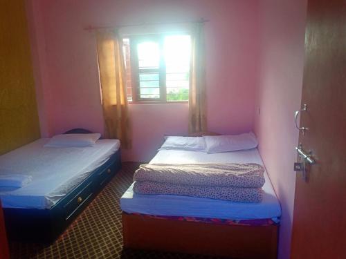 Una cama o camas en una habitación de Begnas Lake Front guest house