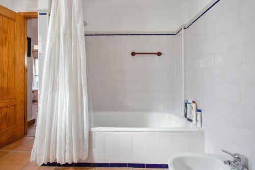 Bathroom sa 4 bedrooms villa with sea view private pool and furnished terrace at Sanlucar de Barrameda 2 km away from the beach