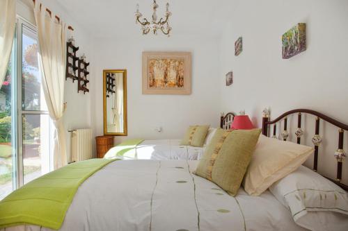 En eller flere senge i et værelse på 4 bedrooms villa with sea view private pool and furnished terrace at Sanlucar de Barrameda 2 km away from the beach