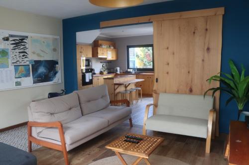 ein Wohnzimmer mit einem Sofa und einem Tisch in der Unterkunft Porto Pim Guest House in Horta
