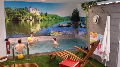 une chambre avec trois hommes dans une piscine avec une rivière dans l'établissement TRUITE FARIO, FISH AND GITES, à Lanzac