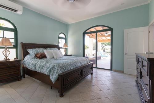 En eller flere senge i et værelse på Simple Pleasures Villa