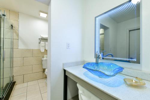 Un baño de The Freeport Inn and Marina