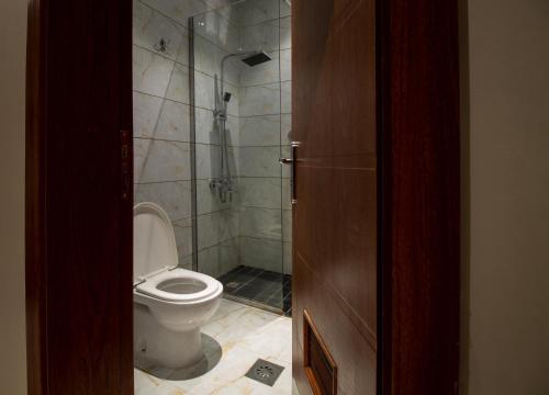 ターイフにあるToot House Alqaimのトイレとシャワー付きのバスルーム
