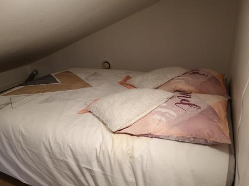 Una cama o camas en una habitación de Cathy et eric