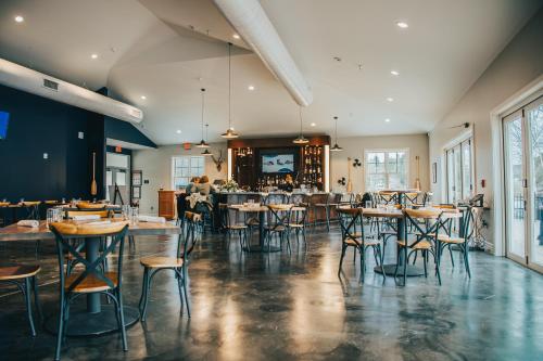 Restorāns vai citas vietas, kur ieturēt maltīti, naktsmītnē Saranac Waterfront Lodge