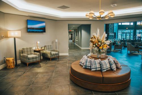 un vestíbulo de un hotel con sala de espera en Saranac Waterfront Lodge en Saranac Lake