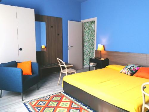 Tempat tidur dalam kamar di INNER CITY de Luxe Apartment