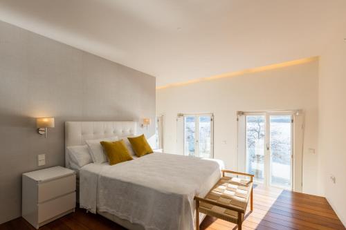 Un dormitorio con una cama grande con almohadas amarillas. en River house, en Oporto