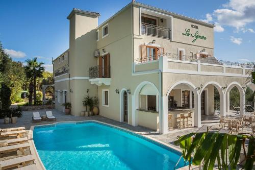 uma casa com uma piscina em frente em La Signora Hotel em Lourdata