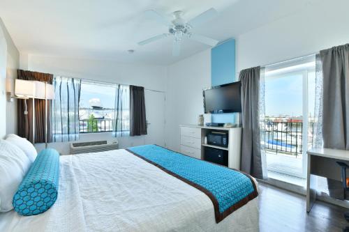 ein Schlafzimmer mit einem Bett und einem großen Fenster in der Unterkunft The Freeport Inn and Marina in Freeport