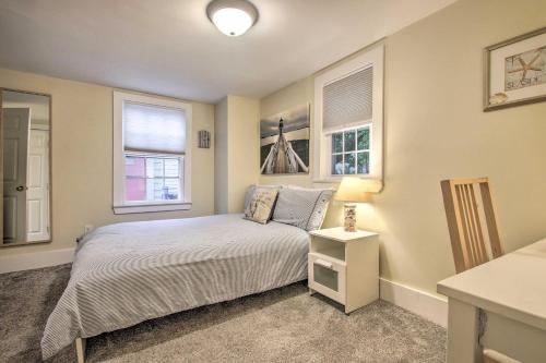Inviting Salem Apartment Near Waterfront and Museums tesisinde bir odada yatak veya yataklar