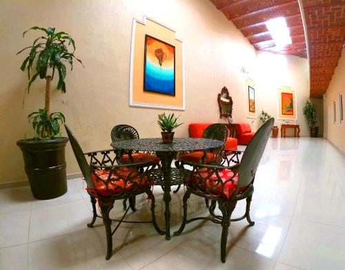 comedor con mesa, sillas y sofá en Hotel Gesa, en Villa Corona