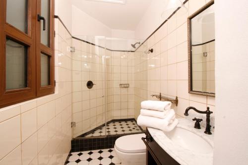 a bathroom with a sink and a toilet at Hotel Boutique Castillo Rojo in Santiago