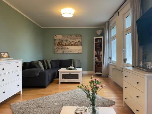 ein Wohnzimmer mit einem Sofa und einem Tisch in der Unterkunft Ferienwohnung "Harzliebe" in Gernrode - Harz