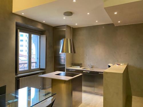 Virtuvė arba virtuvėlė apgyvendinimo įstaigoje Spacious & Elegant Apartment near Corso Como - Maroncelli