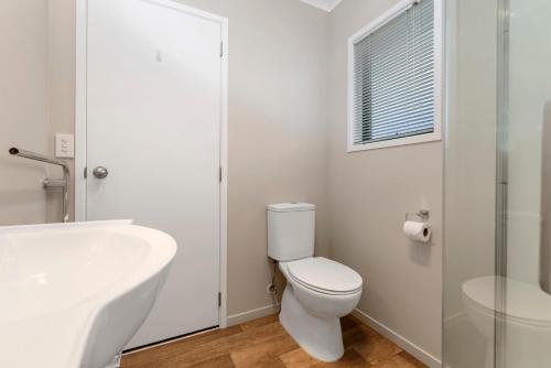 Ванная комната в Sunrise Getaway - Rotorua Holiday Home