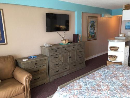 a living room filled with furniture and a bed at Daytona Beach Hawaiian Inn in Daytona Beach