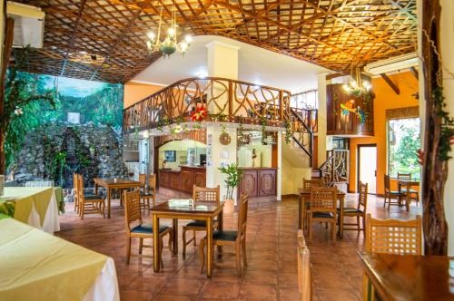 Restoran või mõni muu söögikoht majutusasutuses Hotel El Auca