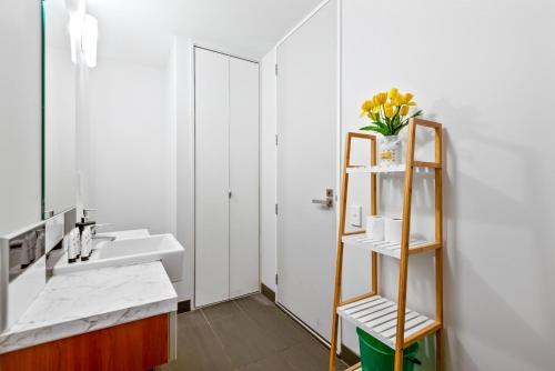 Ванна кімната в Stunning Auckland Central Apartment