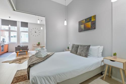 Tempat tidur dalam kamar di Stunning Auckland Central Apartment