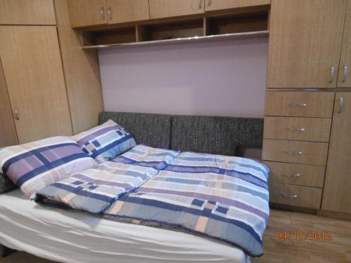 een bed met kussens in een slaapkamer bij Apartments Lavanda - Zagreb Centre in Zagreb