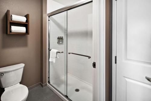 爾灣的住宿－Staybridge Suites Irvine - John Wayne Airport, an IHG Hotel，设有带卫生间的浴室内的淋浴间