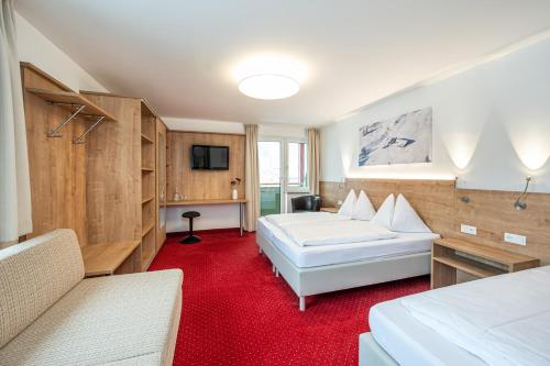a hotel room with a bed and a couch at Hotel Appartement Winter in Obertauern