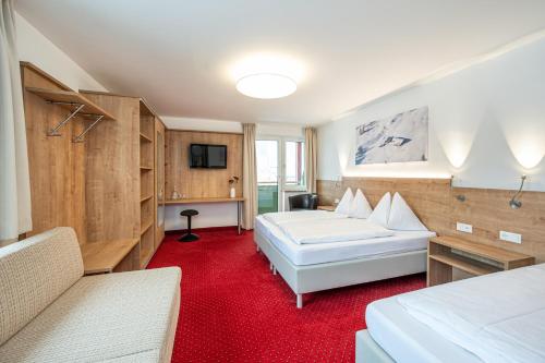 オーバータウエルンにあるHotel Appartement Winterのベッドとソファ付きのホテルルーム