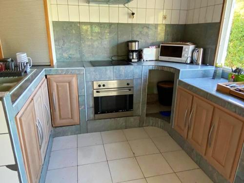 Kuchyň nebo kuchyňský kout v ubytování Maison de charme avec vue sur mer à Bas Vent - Confort optimal