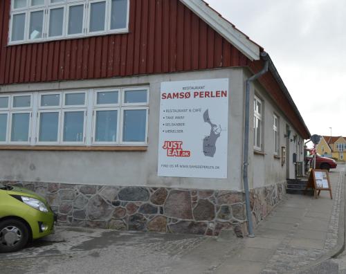a sign on the side of a building at Samsø Perlen in Sælvig
