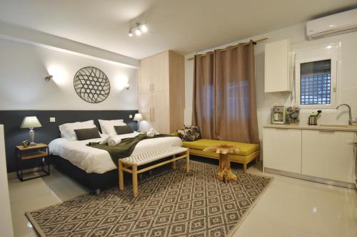 ein Hotelzimmer mit einem Bett und einer Küche in der Unterkunft Window to...Acropolis! in Athen
