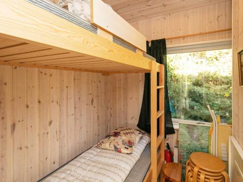 Katil dua tingkat atau katil-katil dua tingkat dalam bilik di Holiday home Væggerløse LXII