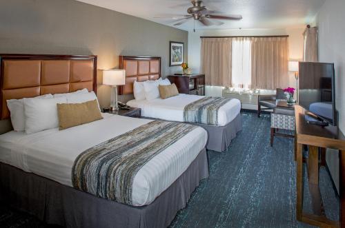 威廉士的住宿－格蘭杰拉酒店，酒店客房设有两张床和电视。