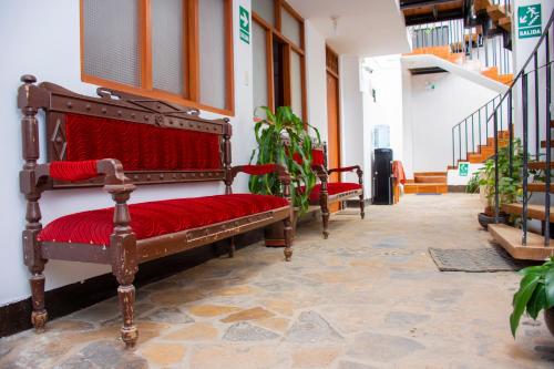 a room with two benches with red cushions at La Casa de Los Balcones in Chachapoyas