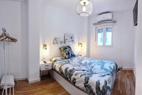 1 dormitorio con cama, escritorio y ventana en Preciosa Casita Armilla, en Armilla