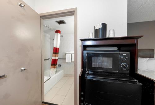 a kitchen with a microwave in a room at Red Roof Inn PLUS Newark Liberty Airport - Carteret in Carteret