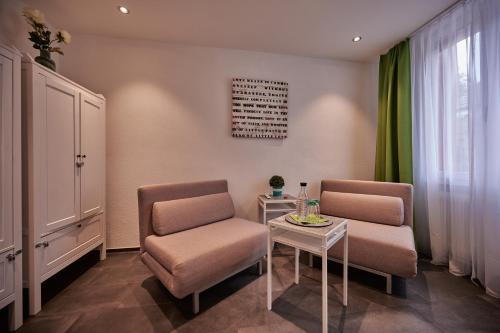 a waiting room with two chairs and a table at da Maurizio Suites in Bern