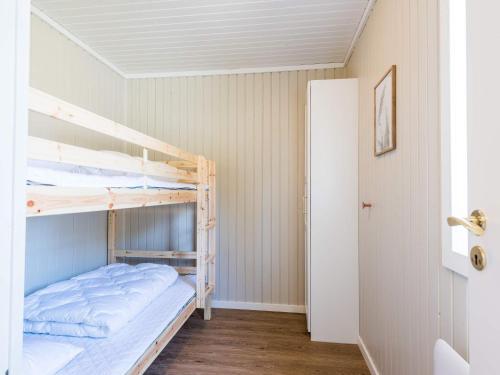 Ein Etagenbett oder Etagenbetten in einem Zimmer der Unterkunft Holiday home Blåvand CLXXXV
