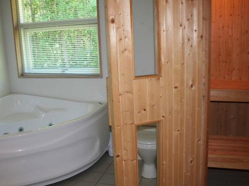 Ванная комната в Four-Bedroom Holiday home in Hasle 1