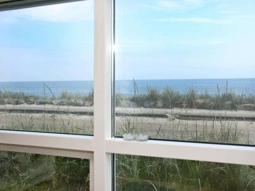 セビーにある6 person holiday home in S byの窓からビーチの景色を望めます。