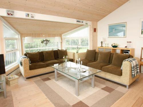 sala de estar con 2 sofás y mesa de cristal en 8 person holiday home in L kken, en Løkken