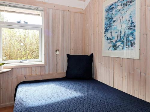 Øster HurupにあるUnique Seaside Holiday Home in Hadsund near Terraceの枕と窓のある部屋のコーナー